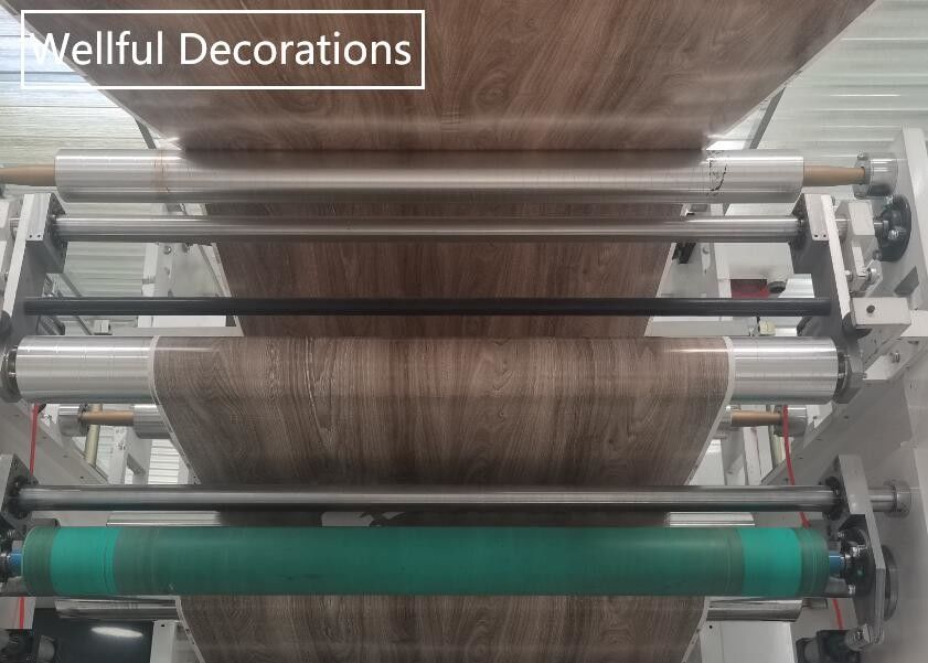 装飾に床を張るためのポリ塩化ビニールのフィルムを移す暗い木製の穀物インク